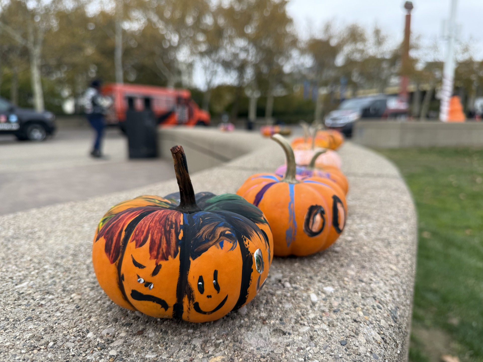 La Mega y sus estaciones hermanas comparten “arte de Halloween”